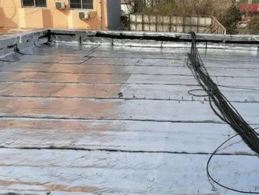 玉林卫生间漏水维修公司分享下玉林屋面楼顶防水刚性防水层施工要点。